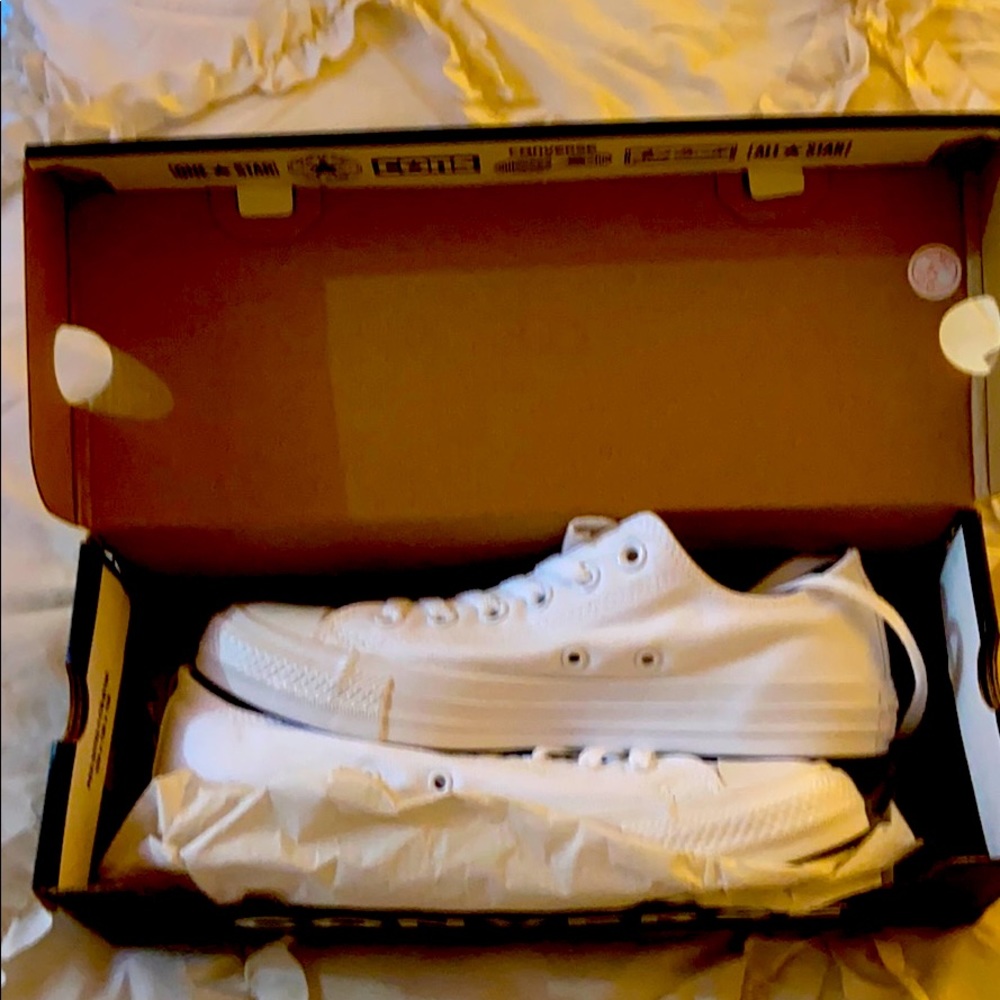 NWT Converse low top sneaker white sz 8